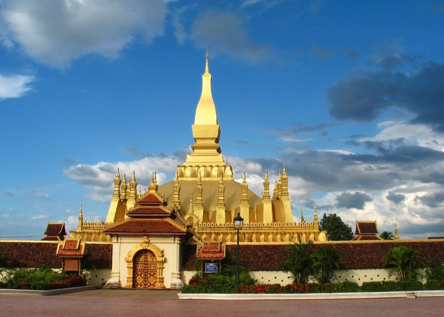 502464 wat that luang vientiane laos
